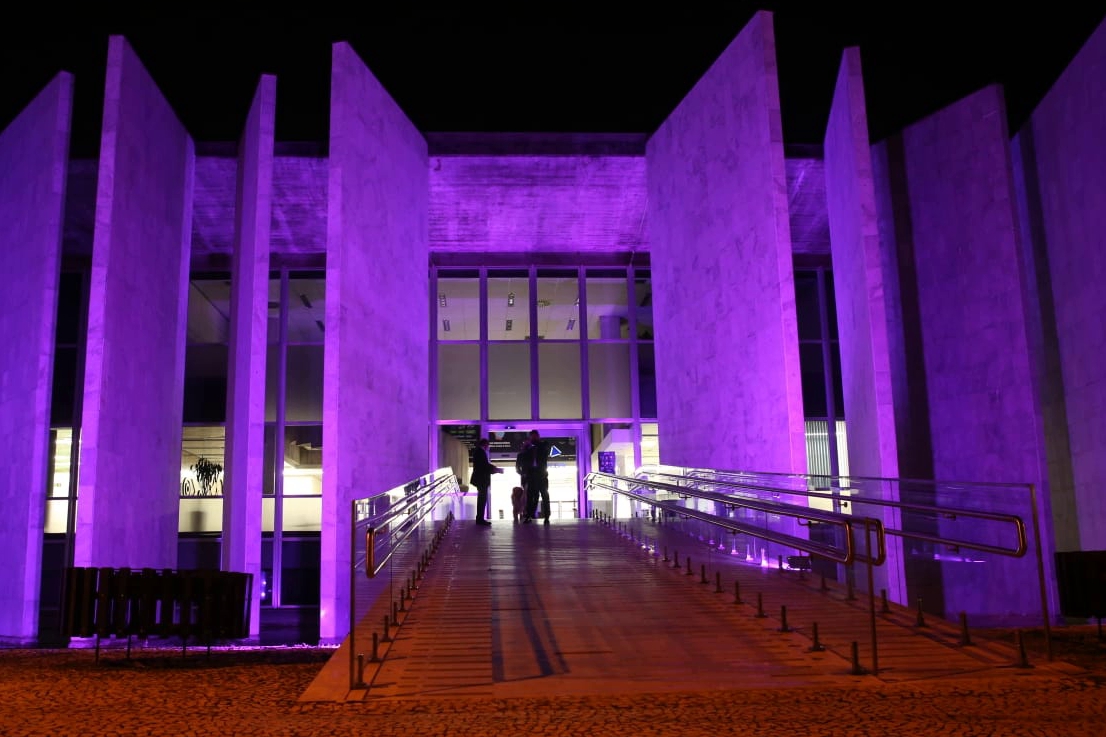 Prédio do TCE-PR, em Curitiba, iluminado em apoio ao Maio Roxo.